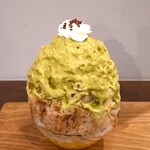 京の氷屋 さわ - 見た目、かき氷にコーヒーシロップ、その上からピスタチオ色(黄緑色)のシロップがたっぷりかけられ、ホイップクリーム、カカオニブが添えられている～!!( ^o^)ﾉ