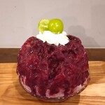 京の氷屋 さわ - 赤紫色した葡萄シロップがたっぷりかかっており、ホイップクリーム、カットされたシャインマスカットが添えらいる～!!( ^o^)ﾉ 