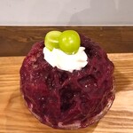 京の氷屋 さわ - 中には、カットされたシャインマスカット(10個位)、ヨーグルトクリーム、梅とぶどうのクラッシュゼリーが入っており、シャインマスカットの果実感と旨み、甘み、ヨーグルトとゼリーの酸味を感じられ、めちゃめちゃ美味しかった～!!( ^o^)ﾉ