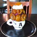 嘘と僕 - 人の顔をした容器にプルーンのコンポートがたっぷりと盛りつけられて(クリームの上にも)いる〜!!( ^o^)ﾉ