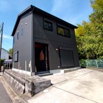 嘘と僕 - 黒い外観で店舗と言うより普通の家って感じ～!!( ^o^)ﾉ 