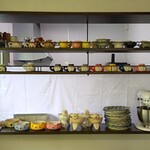 嘘と僕 - 厨房の棚に並んでいる食器の数々～!!( ^o^)ﾉ