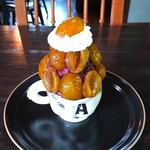 嘘と僕 - かき氷は、ぶどうとブルーベリーのシロップがかかっていて、ぶどうとベリーの果実感が感じられ美味しい～!! さらに、氷の中には、ほうじ茶ゼリー、ヨーグルトシロップが入っており、ほうじ茶ゼリーのぷるんぷるんとした食感が癖になりそう～!!(^_^;)