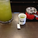 なか卯 - お茶に紅しょうが