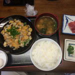 おふくろ亭 - 白ホル定食 ニンニクがっつり ライス大盛 500円
      「おかずが少ないので刺身も100円」バチマグロ イカ