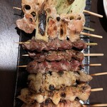 九州料理 さつま鶏屋 - 最初に出てくる焼き鳥各種と焼き野菜の串。これはおかわり自由です〜！炭焼きと書いてありましたよ！塩もタレも選べます〜