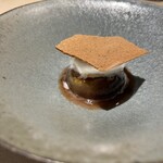 Lega - デザートの無花果。暖かい無花果に冷たいミルクアイス。おいしいに決まってるやつ。上のスパイスクッキーが良いアクセント。