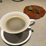 Lega - コーヒーと中将餅をイメージしたヨモギのフィナンシェは餡子と一緒に。コーヒーによく合います。