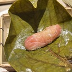 Lega - 生ハムの柿の葉寿司。生ハムとシャリがお口でトロける。生ハムの旨みと塩味に柿の葉の風味が鼻を抜けます。