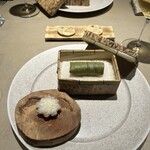 Lega - 一皿目。奥から無発酵パン、生ハムの柿の葉寿司、奈良漬けクリームのタルト。