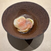 Lega - ２つ目のパスタはテーブルで椎茸と生ハムでとったスープをかけてくれます。すごく良い香り♪五條のキノコのリコッタチーズが包まれたパスタに生ハム。優しいお出汁に癒される〜。