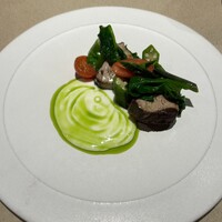 Lega - 前菜の戻り鰹。生魚苦手なので焼きで出してもらいましたが、火入れ具合が完璧！しっとりとした鰹にヨーグルトソース、シンプルな味付けのお野菜と素材のおいしさがとってもおいしい。