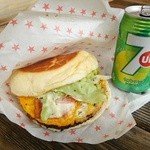 スペシャルバーガー626円 缶ジュースセブンナップ130円