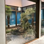 馳走西健一 - 店内の中庭