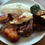 シュラスコレストランALEGRIA - 店員さんが串からバラしてくれます  ご飯は小です