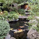 炭焼うな富士 - 鯉の泳ぐ池