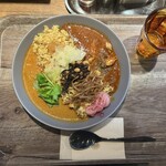 スパイス ファクトリー - 海老とココナッツのアジアンカレー（左）とチキン（右）の合い盛りカレー