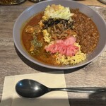 スパイス ファクトリー - 粗挽きキーマ（右）とチキン（左）の合い盛りカレー