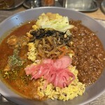 スパイス ファクトリー - 粗挽きキーマ（右）とチキン（左）の合い盛りカレー