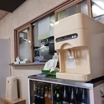 日進食堂 - 厨房を覗くカウンターでお会計♪