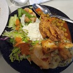 SPHINX - サラダ、唐揚げ、フライドポテト、豆の煮込みなど