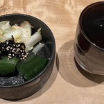 炭焼ひつまぶし鰻 むなぎ - 漬物(サービス)(無料)、ほうじ茶(無料)