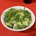 ラーメン二郎  - 京都店限定の「九条ねぎ」（100円）