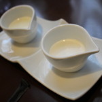 フロマージュ - シロップは、右がコーヒー用で左が紅茶用。