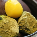 フロマージュ - アーモンドスライスのお菓子に栗、抹茶わらび餅
      