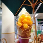 321750574 - 『マンゴーソフトクリーム（レギュラー）（650円税込）』