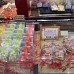 旬菓匠 くらや - 商品棚（おかき・ラスク）
