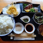 魚屋旬彩 銚釐 - 日替り刺身ランチ（ご飯大盛り）