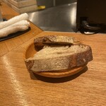 Yorgo - お通しのパン食べ放題。プレーンとレーズンかな？(¥600)
