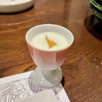 湯宿 だいいち - 食前酒代り：北海道産ごぼうとじゃが芋の冷製ポタージュ／ごぼうチップス揚げのせ