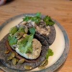 ロス タコス アスーレス - 手前鶏肉とモレベルデ、奥きのこのピピアン煮込み