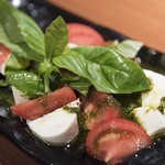 酒律　大井 - チーズとトマトのカプレーゼ