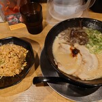 一竜 池袋東口店 - ラーメン+半焼きめしセット　1,270円