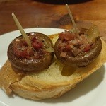 炒めた生ハムのコクと風味豊かな肉厚マッシュルームの競演