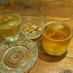 小さなグラスになみなみのカヴァ650円、香り良いシードル550円、ギリシャ産ピスタチオ400円