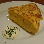 ドノスティア - やっぱり美味しい！厚みあるトロトロ卵！じゃが芋と玉葱のオムレツ480円