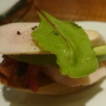 しっとり鶏胸肉に濃厚アボカド、トマトと紫玉葱のサルサが絶妙