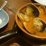 ドノスティア - あさりや海老イカなど旨味溢れるスープが絶品、魚介のアロスロッソ850円