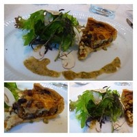 グリルうかい 丸の内店 - 前菜・・キノコとチーズのキッシュ、キノコサラダ添え。
                キッシュはキノコ・チーズ共にタップリ入っています。バタータップリのパイ生地が美味しい。