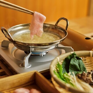 鶏鍋の絶品スープで楽しむ！胸肉しゃぶしゃぶ！