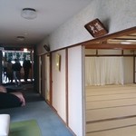 中華そば処 琴平荘 - 奥が食事処、右手が順番を待つ控え室