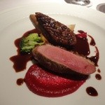 ラ・トルテュ - 滝川産鴨肉のグリエ　ビーツと赤ワインのソース