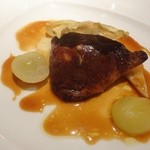 ラ・トルテュ - フォアグラのソテー　マスカット風味のソース　ヴェルネット風味のジュ