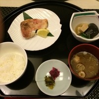 麓屋 京王プラザホテル - 赤魚の塩焼き、ご飯、味噌汁、小鉢