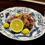 多仁本 - 多仁本さんの鼈、大好きです(^^)
      クセがなくて、脂乗りも適度。
      これ、クロヴジョとの相性が完璧なんです。谷本大将、ソムリエですか？（笑）