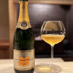 多仁本 - さらに、ポンサルダンの1995年！
      30年熟成のシャンパーニュなんて、飲んだことあるかな。
      やっぱり、深みと奥行きが全然違う。少し陰性が入ることで、泡の生きの良さもクローズアップされる。
      贅沢ー♪